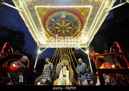 Kathmandu, Nepal. Xvii gen, 2016. Sacerdoti nepalese eseguire prima rituale annuale cerimonia di balneazione del Dio Eterno Seto Machindranath in Janabahal, Kathmandu, Nepal. © Narayan Maharjan/Alamy Live News Foto Stock