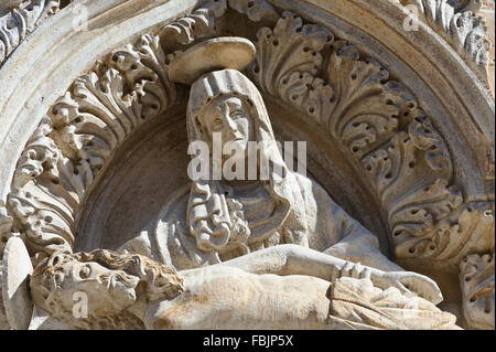 Vergine Maria e Gesù le sculture sopra l'entrata della chiesa francescana nella Città Vecchia, Dubrovnik, Croazia. Foto Stock