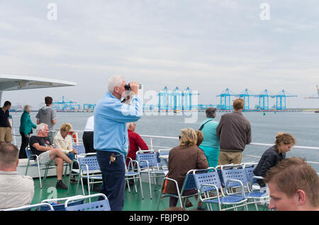 ROTTERDAM, Paesi Bassi - 28 giugno 2015: persone sconosciute godendo di un tour organizzato nel porto di Rotterdam, la più grande dell'UE Foto Stock