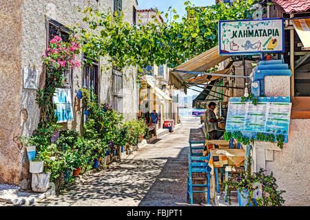 Tradizionale taverna greca nel porto di Aegina Island, Grecia Foto Stock