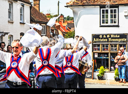 Morris ballerini da Ditchling (East Sussex), balli in Alfriston 2007 Foto Stock