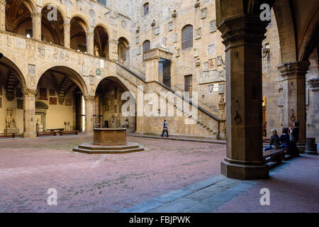 Firenze. L'Italia. Cortile interno del Museo Nazionale del Bargello. Foto Stock