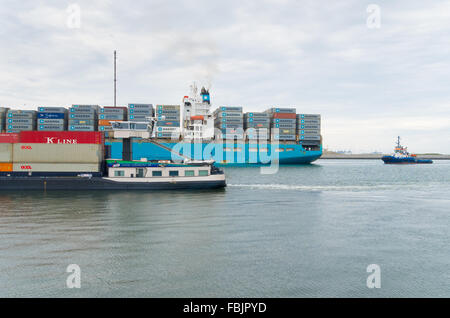 ROTTERDAM, Paesi Bassi - 28 giugno 2015: Maersk Line contenitore nave che lascia il porto di Rotterdam. È il più grande del mondo conta Foto Stock