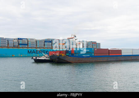 ROTTERDAM, Paesi Bassi - 28 giugno 2015: Maersk Line contenitore nave che lascia il porto di Rotterdam. È il più grande del mondo conta Foto Stock