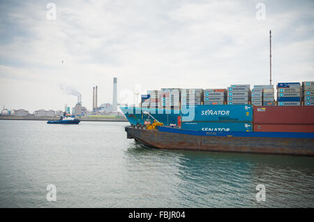 ROTTERDAM, Paesi Bassi - 28 giugno 2015: Maersk Line contenitore nave che lascia il porto di Rotterdam. È il più grande del mondo conta Foto Stock