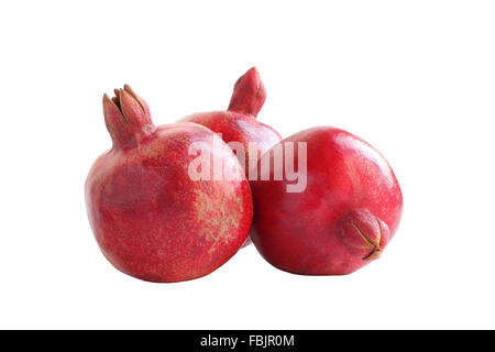 Tre grandi ripe rosso melograno isolati su sfondo bianco Foto Stock