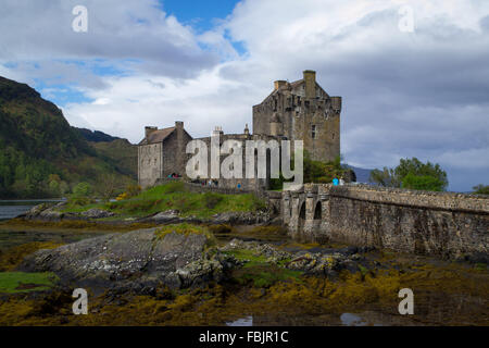 Una vista pittoresca del Castello Eilean Donan vicino l'Isola di Skye in Scozia. Foto Stock