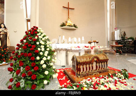 Le reliquie di santa Teresa di Lisieux a Madonna dei Sette Dolori chiesa, Bratislava, Slovacchia. Foto Stock