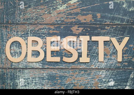 Parola obesità scritto con lettere in legno sulla superficie rustico Foto Stock
