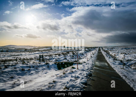 Un percorso che si snoda attraverso il pieno di neve montagna nera di Belfast. Foto Stock