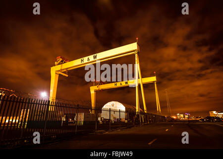 Un tempo di notte fotografia della enorme Harland e Wolff gru nel cantiere navale di Belfast dove Titanic nave fu costruito. Foto Stock