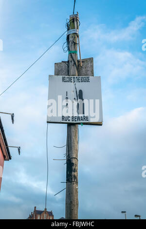 Benvenuti alla Pensione Bogside nella zona repubblicana di Derry City con un'IRA armati pistolero verniciato Foto Stock