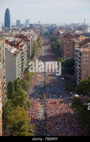 Circa 2 milioni di pro-indipendenza catalani raccogliere su Avinguda Meridiana, Barcellona Foto Stock