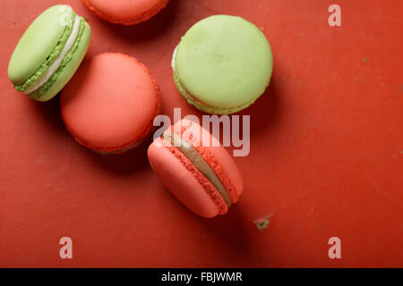 Amaretti su sfondo rosso, dessert Foto Stock