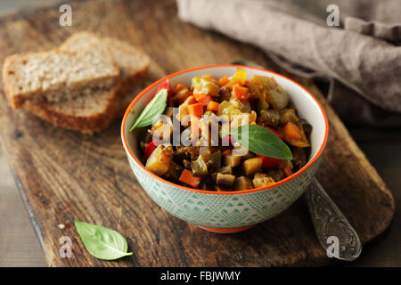 Ratatouille di verdure nella ciotola, cibo rustico Foto Stock