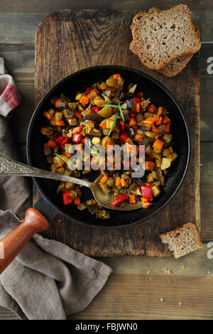 Verdure arrosto pezzi, ratatouille in padella, cibo close-up Foto Stock