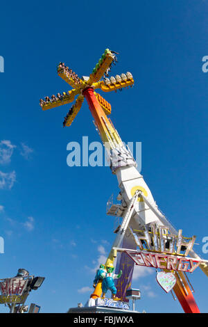 Carnival ride sui terreni della Oktoberfest a Monaco di Baviera, Germania Foto Stock