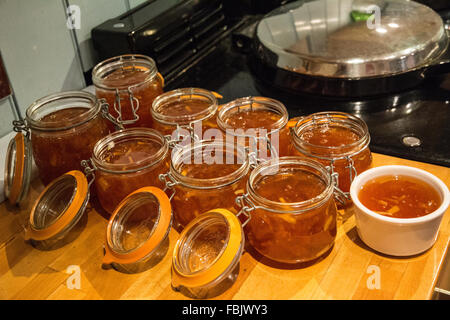 Marmellate fatte in casa si raffredda e imposta in una fila di clip a molla per vasi di storage Foto Stock