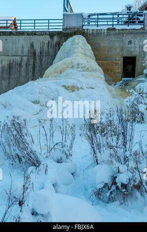 Congelati centrale idroelettrica Keila-Joa, Estonia in inverno freddo Foto Stock
