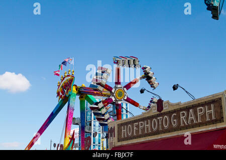 Carnival ride sui terreni della Oktoberfest a Monaco di Baviera, Germania Foto Stock