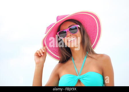 Ritratto di una giovane e bella donna con cappello Foto Stock