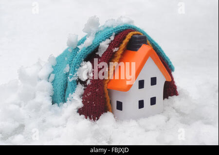 Casa coperte da coperte di neve RE FREDDO IL PAGAMENTO HOME ISOLAMENTO AUMENTO DEI COSTI DEL CARBURANTE DI RISCALDAMENTO SOGGIORNO DI GHIACCIO GAS CALDO BILL REGNO UNITO Foto Stock