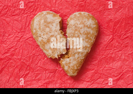 Cuore di panpepato cookie su carta rossa sfondo tabella Foto Stock