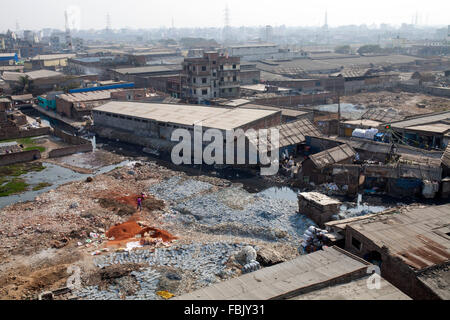 Dacca in Bangladesh 11 Gennaio 2016: shot areale di Hazaribagh conceria a Dhaka il 11 gennaio, 2016. Industrie Ministro Amir Hossain Amu ha ordinato ai proprietari di conceria di spostare i loro stabilimenti entro 72 ore da Hazaribagh alla pelle città industriale a Savar nella periferia di Dhaka. Dhaka's area Hazaribagh, ampiamente conosciuto per la sua industria di conceria, è stato elencato come uno dei dieci migliori luoghi inquinati sulla terra con 270 concerie registrati in Bangladesh e intorno al 90-95 percento sono situati in corrispondenza di Hazaribagh impiegando 8.000 a 12.000 persone. Foto Stock