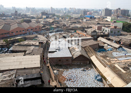 Dacca in Bangladesh 11 Gennaio 2016: shot areale di Hazaribagh conceria a Dhaka il 11 gennaio, 2016. Industrie Ministro Amir Hossain Amu ha ordinato ai proprietari di conceria di spostare i loro stabilimenti entro 72 ore da Hazaribagh alla pelle città industriale a Savar nella periferia di Dhaka. Dhaka's area Hazaribagh, ampiamente conosciuto per la sua industria di conceria, è stato elencato come uno dei dieci migliori luoghi inquinati sulla terra con 270 concerie registrati in Bangladesh e intorno al 90-95 percento sono situati in corrispondenza di Hazaribagh impiegando 8.000 a 12.000 persone. Foto Stock