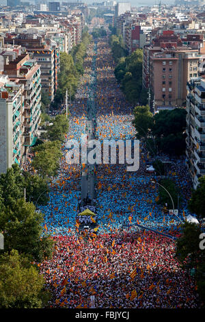 Circa 2 milioni di pro-indipendenza catalani raccogliere su Avinguda Meridiana, Barcellona Foto Stock