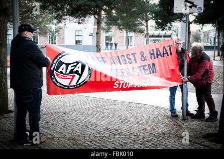 Apeldoorn, Paesi Bassi. Xvii gen, 2016. Pegida Nederland protesta di Apeldoorn (Paesi Bassi). Anti-Islamism Pegida ha dimostrato Domenica pomeriggio in Apeldoorn intorno al Beekpark. La dimostrazione è stata relativamente tranquilla, solo quattro persone sono state arrestate. Il movimento contro Anti-Fascist azione (AFA) da Friesland ha preso anche le strade di Apeldoorn. Credito: Romy Arroyo Fernandez/Alamy Live News. Foto Stock