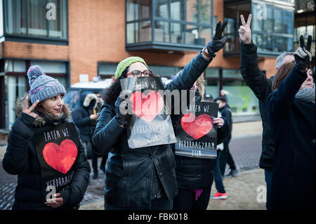 Apeldoorn, Paesi Bassi. Xvii gen, 2016. Pegida Nederland protesta di Apeldoorn (Paesi Bassi). Anti-Islamism Pegida ha dimostrato Domenica pomeriggio in Apeldoorn intorno al Beekpark. La dimostrazione è stata relativamente tranquilla, solo quattro persone sono state arrestate. Il movimento contro Anti-Fascist azione (AFA) da Friesland ha preso anche le strade di Apeldoorn. Credito: Romy Arroyo Fernandez/Alamy Live News. Foto Stock