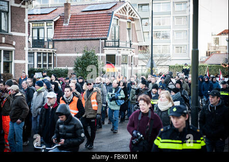 Apeldoorn, Paesi Bassi. Xvii gen, 2016. Pegida Nederland protesta di Apeldoorn (Paesi Bassi). Anti-Islamism Pegida ha dimostrato Domenica pomeriggio in Apeldoorn intorno al Beekpark. La dimostrazione è stata relativamente tranquilla, solo quattro persone sono state arrestate. Il movimento contro Anti-Fascist azione (AFA) da Friesland ha preso anche le strade di Apeldoorn. Credito: Romy Arroyo Fernandez/Alamy Live News. Foto Stock