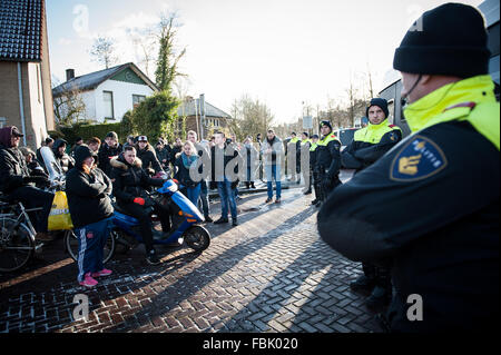 Apeldoorn, Paesi Bassi. Xvii gen, 2016. Pegida Nederland protesta di Apeldoorn (Paesi Bassi). Anti-Islamism Pegida ha dimostrato Domenica pomeriggio in Apeldoorn intorno al Beekpark. La dimostrazione è stata relativamente tranquilla, solo quattro persone sono state arrestate. Il movimento contro Anti-Fascist azione (AFA) da Friesland ha preso anche le strade di Apeldoorn. Credito: Romy Arroyo Fernandez/Alamy Live News. Foto Stock