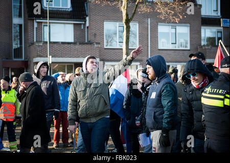 Apeldoorn, Paesi Bassi. Xvii gen, 2016. Pegida Nederland protesta di Apeldoorn (Paesi Bassi). Anti-Islamism Pegida ha dimostrato Domenica pomeriggio in Apeldoorn intorno al Beekpark. La dimostrazione è stata relativamente tranquilla, solo quattro persone sono state arrestate. Il movimento contro Anti-Fascist azione (AFA) da Friesland ha preso anche le strade di Apeldoorn. Credito: Romy Arroyo Fernandez/Alamy Live News. Foto Stock