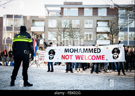 Apeldoorn, Paesi Bassi. Xvii gen, 2016. Pegida Nederland protesta di Apeldoorn (Paesi Bassi). Anti-Islamism Pegida ha dimostrato Domenica pomeriggio in Apeldoorn intorno al Beekpark. La dimostrazione è stata relativamente tranquilla, solo quattro persone sono state arrestate. Il movimento contro Anti-Fascist azione (AFA) da Friesland ha preso anche le strade di Apeldoorn. Credito: Romy Arroyo Fernandez/Alamy Live News. Foto Stock