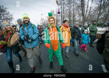 Varsavia, Polonia. Xvii gen, 2016. " Il marzo del Ents'. Protesta ambientale contro albero-il taglio in Bialowieza foreste vergini. Le autorità affermano che il taglio degli alberi aumenta è richiesto per arrestare un focolaio di unione bostrico. Circa 3000 manifestanti radunati davanti all'ufficio del Primo Ministro. Polonia - Varsavia 17 gennaio 2016. Credito: Piotr Skubisz/Alamy Live News Foto Stock