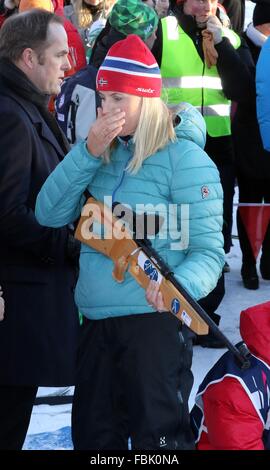 Oslo, 17-01-2016 Crown Princess Mette-Marit XXV anniversario dell'ascesa al trono norvegese delle Loro Maestà il Re Harald e la regina Sonja la Famiglia Reale assiste gli eventi presso la Piazza del Palazzo (Slottsplassen) RPE/Albert Nieboer/Paesi Bassi - nessun filo SERVICE - Foto Stock