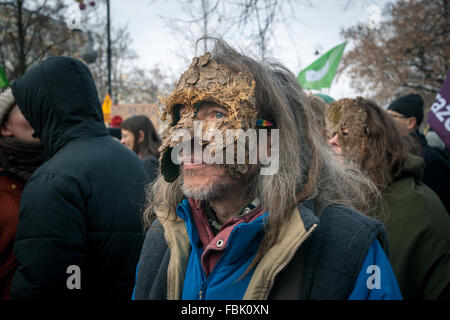 Varsavia, Polonia. Xvii gen, 2016. " Il marzo del Ents'. Protesta ambientale contro albero-il taglio in Bialowieza foreste vergini. Le autorità affermano che il taglio degli alberi aumenta è richiesto per arrestare un focolaio di unione bostrico. Circa 3000 manifestanti radunati davanti all'ufficio del Primo Ministro. Polonia - Varsavia 17 gennaio 2016. Credito: Piotr Skubisz/Alamy Live News Foto Stock