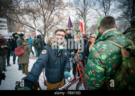 Varsavia, Polonia. Xvii gen, 2016. " Il marzo del Ents'. Protesta ambientale contro albero-il taglio in Bialowieza foreste vergini. Le autorità affermano che il taglio degli alberi aumenta è richiesto per arrestare un focolaio di unione bostrico. Circa 3000 manifestanti radunati davanti all'ufficio del Primo Ministro. Polonia - Varsavia 17 gennaio 2016. Credito: Piotr Skubisz/Alamy Live News Foto Stock