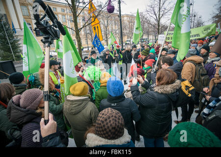 Varsavia, Polonia. Xvii gen, 2016. " Il marzo del Ents'. Protesta ambientale contro albero-il taglio in Bialowieza foreste vergini. Le autorità affermano che il taglio degli alberi aumenta è richiesto per arrestare un focolaio di unione bostrico. Circa 3000 manifestanti radunati davanti all'ufficio del Primo Ministro. Polonia - Varsavia 17 gennaio 2016. Credito: Piotr Skubisz/Alamy Live News Foto Stock