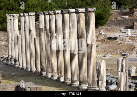 Colonne con capitelli ionici nel nord dello STOA nel Santuario di Asclepion, Pergamon. Foto Stock