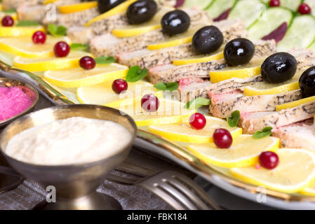 Un tradizionale Ebrei Ashkenazi piatto fatto di disossare il pesce tritato, nella maggior parte dei casi di Pike, bollito con spezie e verdure Foto Stock