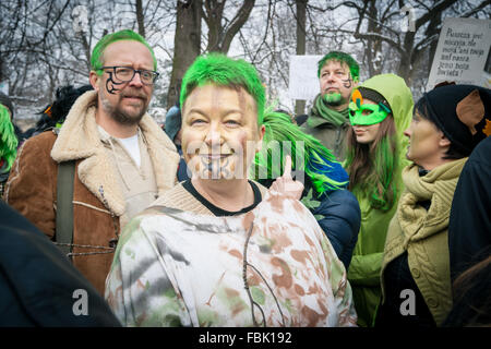 Varsavia, Polonia. Xvii gen, 2016. " Il marzo del Ents'. Protesta ambientale contro albero-il taglio in Bialowieza foreste vergini. Le autorità affermano che il taglio degli alberi aumenta è richiesto per arrestare un focolaio di unione bostrico. Circa 3000 manifestanti radunati davanti all'ufficio del Primo Ministro. Polonia - Varsavia 17 gennaio 2016. Credito: Piotr Skubisz/Alamy Live News Foto Stock