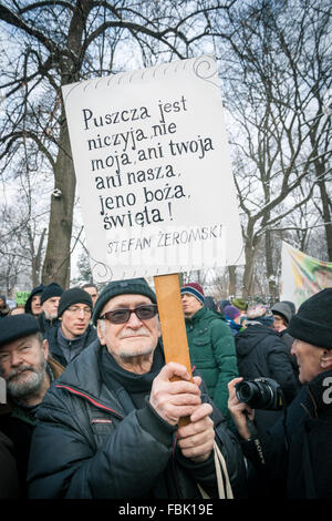 Varsavia, Polonia. Xvii gen, 2016. " Il marzo del Ents'. Protesta ambientale contro albero-il taglio in Bialowieza foreste vergini. Le autorità affermano che il taglio degli alberi aumenta è richiesto per arrestare un focolaio di unione bostrico. Circa 3000 manifestanti radunati davanti all'ufficio del Primo Ministro. Polonia - Varsavia 17 gennaio 2016. Credito: Piotr Skubisz/Alamy Live News Foto Stock