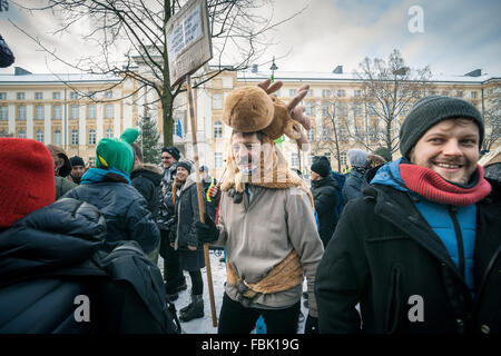 Varsavia, Polonia. Xvii gen, 2016. " Il marzo del Ents'. Protesta ambientale contro albero-il taglio in Bialowieza foreste vergini. Le autorità affermano che il taglio degli alberi aumenta è richiesto per arrestare un focolaio di unione bostrico. Circa 3000 manifestanti radunati davanti all'ufficio del Primo Ministro. Polonia - Varsavia 17 gennaio 2016. Credito: Piotr Skubisz/Alamy Live News Foto Stock