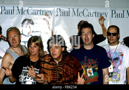 Washington, DC, Stati Uniti d'America 4 Luglio, 1990 Paul McCartney e banda a RFK stadium prima di andare sul palco. Con Paolo è sua moglie Linda. Credito: Mark Reinstein Foto Stock