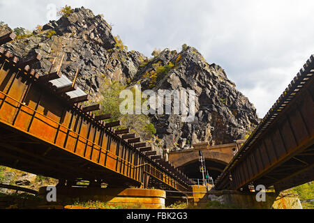 Harpers Ferry tunnel del treno e il ponte sul fiume Shenandoah in West Virginia, USA. Foto Stock