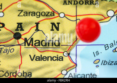 Close-up di una puntina rossa in una mappa di Valencia, Spagna. Foto Stock