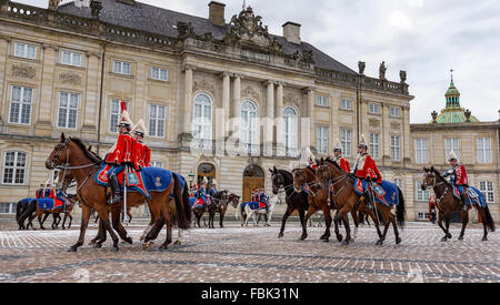 I soldati della guardia reggimento ussaro davanti al Royal Palazzo Amalienborg, Amalienborg, Copenhagen, Danimarca Foto Stock